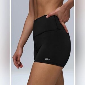Alo Black 3” airlift energy short size medium